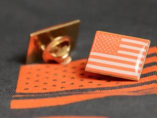 Φωτογραφία για Oscars 2018: γιατί οι υποψήφιοι θα φορούν μία πορτοκαλί αμερικανική σημαία στο πέτο;