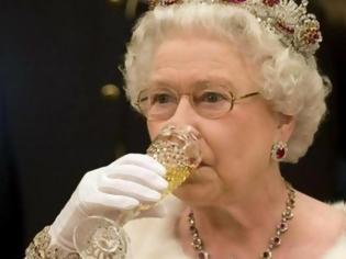 Φωτογραφία για Αυτά τα τέσσερα κοκτέιλ πίνει καθημερινά η βασίλισσα Ελισάβετ