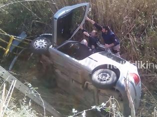 Φωτογραφία για Καρέ-καρέ η διάσωση οδηγού - Έχασε τον έλεγχο κι έπεσε από γέφυρα στη Χαλκιδική (βίντεο)