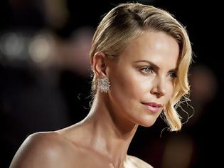 Φωτογραφία για Αγνώριστη έγινε η Charlize Theron [βίντεο]