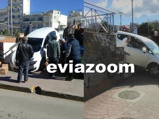 Φωτογραφία για Απίστευτες σκηνές στη Χαλκίδα: Αυτοκίνητο «κατέβηκε» τα σκαλιά! (ΦΩΤΟ)