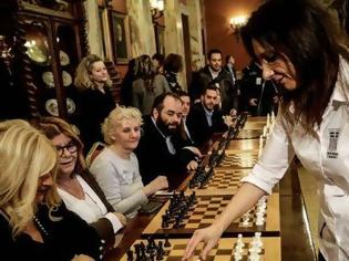 Φωτογραφία για Η Βουλή έπαιξε σκάκι - Σε ρυθμούς «ρουα ματ» και η Ζωή Λιβανίου (ΦΩΤΟ)