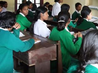 Φωτογραφία για Ινδία: Γιατί οι αρχές αναγκάζουν τους μαθητές να φορούν σαγιονάρες κατά τη διάρκεια των εξετάσεων;