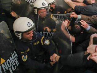 Φωτογραφία για Θεσσαλονίκη: Αστυνομικοί μηνύουν διαδηλωτές και ανώτερούς τους για τα επεισόδια σε συμβολαιογραφείο
