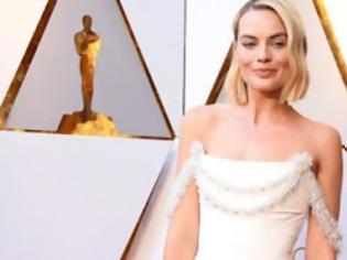 Φωτογραφία για Το φόρεμα της Margot Robbie για τα Oscar χρειάστηκε 600 ώρες για να κατασκευαστεί!