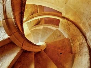 Φωτογραφία για Εσείς γνωρίζετε γιατί όλα τα Παλιά Κάστρα έχουν περιστρεφόμενες σκάλες; Μόλις μάθετε τον λόγο που τις κατασκεύαζαν έτσι, θα πάθετε πλάκα! [phootos]