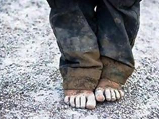 Φωτογραφία για Πάτρα: Ένα 11χρονο παιδί αρνείται να πάει σχολείο γιατί δεν έχει ... παπούτσια - Καθημερινά δράματα στην πόλη που χτύπησε χωρίς έλεος η κρίση...
