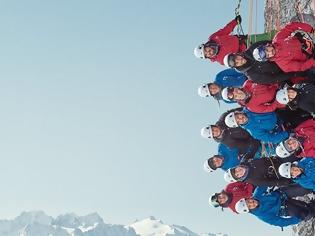 Φωτογραφία για Απίστευτο! Ελβετοί ποζάρουν σε υψόμετρο 2.4 χιλιομέτρων