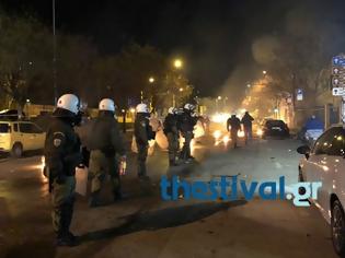 Φωτογραφία για Επιθέσεις κουκουλοφόρων με μολότοφ σε διμοιρίες στη Θεσσαλονίκη (video)