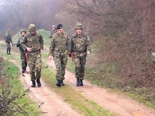 Φωτογραφία για Ο αρχηγός του ΓΕΣ κάνει περιπολία στη συνοριακή γραμμή του Έβρου