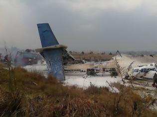 Φωτογραφία για Φωτος: Συνετρίβη αεροσκάφος στο Κατμαντού κατά την προσγείωση