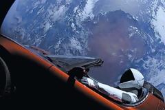 Το κατακόκκινο ηλεκτρονικό αυτοκίνητο που... βολτάρει στο διάστημα