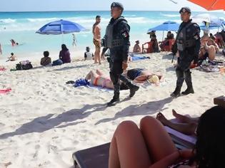 Φωτογραφία για Αστυνομικοί απολύθηκαν επειδή έβγαλαν φωτογραφίες με topless τουρίστριες