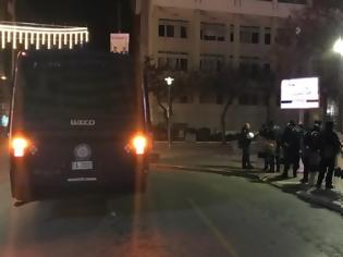 Φωτογραφία για Νύχτα μάχης στο Κουκάκι: 80 άτομα προσπάθησαν να καταλάβουν ξανά το κτίριο της Ματρόζου