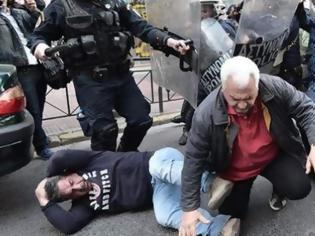 Φωτογραφία για Ξύλο ΜΑΤ σε διαδηλωτές για τους πλειστηριασμούς- Τραυματίες, συλλήψεις και προσαγωγές [photos+video]
