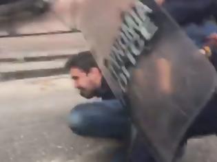 Φωτογραφία για Αστυνομικοί ξυλοφόρτωσαν δημοσιογράφο που τραβούσε φωτογραφίες (ΒΙΝΤΕΟ)