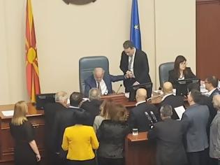 Φωτογραφία για Πολιτική κρίση στα Σκόπια μετά και το ξύλο στη Βουλή