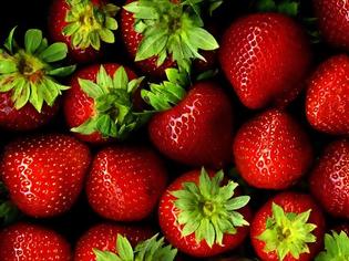 Φωτογραφία για Δέσμευσαν πάνω από 1,5 τόνο φράουλες σε επιχείρηση του Πειραιά