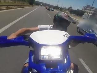 Φωτογραφία για Βίντεο: Μοτοσικλετιστής κάνει σούζα στην Εθνική Οδό και το περιπολικό που είναι δίπλα του δεν τον σταματά [Βίντεο]