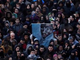 Φωτογραφία για Οργή λαού στην Μαδρίτη για τον θάνατο Σενεγαλέζου μικροπωλητή! Πέθανε από ανακοπή ενώ προσπαθούσε να ξεφύγει από την αστυνομία! [video]
