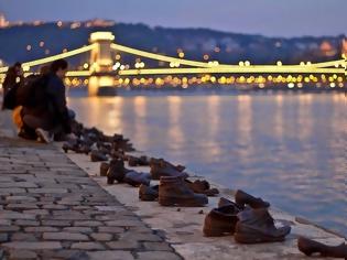 Φωτογραφία για Τα παπούτσια του Δούναβη: Ένα από τα πιο συγκινητικά μνημεία που υπάρχουν