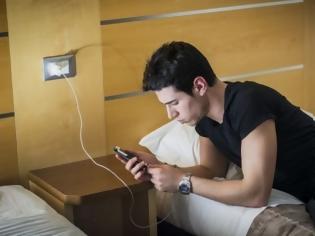 Φωτογραφία για Πώς επηρεάζει τον ύπνο το κινητό δίπλα στο κρεβάτι