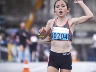 Φωτογραφία για Ημιμαραθώνιος Αθήνας 2018: Η 12χρονη Γλυκερία τερμάτισε τρίτη και έκλεψε την παράσταση