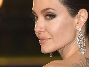 Φωτογραφία για «Με βλέπω να γερνάω και το λατρεύω»! Νέα συνέντευξη και φωτογράφιση για την Angelina Jolie #survivorGR #Radio #grxpress