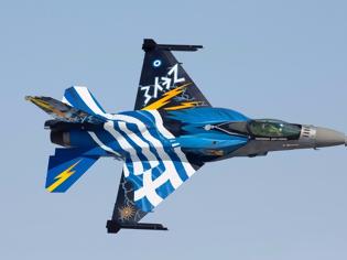 Φωτογραφία για Αεροσκάφη της πολεμικής αεροπορίας πετούν πάνω από την Αθήνα