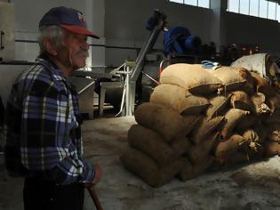 Φωτογραφία για Σε ποιους «εργαζόμενους» συνταξιούχους κόβεται η σύνταξη - Ποιοι αγρότες επηρεάζονται