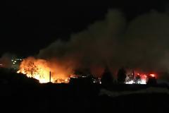 Κόλαση στα Χανιά: Στις φλόγες αποθήκη ξυλείας στις Μουρνιές