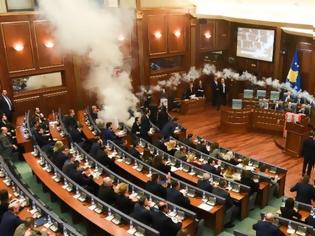 Φωτογραφία για Κόσοβο: Έπεσαν δακρυγόνα μέσα στη Βουλή για να μην περάσει η συμφωνία για τα σύνορα!