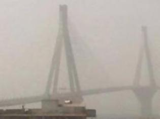 Φωτογραφία για Η αφρικανική σκόνη, «εξαφάνισε» τη γέφυρα Ρίου Αντιρρίου