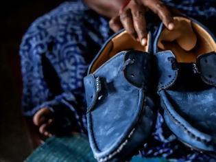 Φωτογραφία για Οι αόρατες γυναίκες που ράβουν τα επώνυμα παπούτσια
