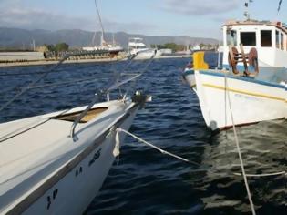 Φωτογραφία για Μεσολόγγι: Έσπασαν οι αλυσίδες και κινδυνεύουν σκάφη στο αλιευτικό καταφύγιο (ΔΕΙΤΕ ΦΩΤΟ)