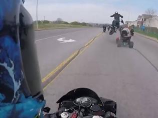 Φωτογραφία για Σοκαριστικό ατύχημα - Μοτοσικλετιστής πέφτει σε «γουρούνα» και εκτοξεύεται στον αέρα