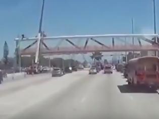 Φωτογραφία για Νέο βίντεο ντοκουμέντο από την πτώση της γέφυρας στο Μαϊάμι