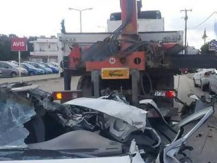 Φωτογραφία για Απίστευτες εικόνες: Γερανός «θέρισε» εννέα αυτοκίνητα στη Ρόδο [video]