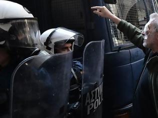 Φωτογραφία για ΕΣΗΕΑ: Δημοσιογράφος τραυματίστηκε από αστυνομικούς την ώρα που κάλυπτε τους πλειστηριασμούς