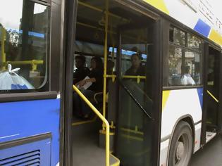 Φωτογραφία για Βανδαλισμοί σε λεωφορείο στα Εξάρχεια