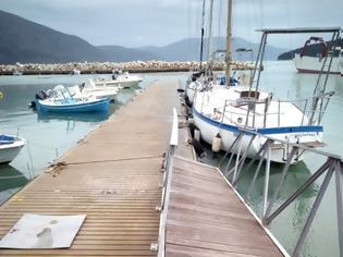 Φωτογραφία για Μετακινούνται οι πλωτές στο λιμάνι του Μύτικα, παρά τα 4.890,40 € που έχουν δοθεί τα τελευταία 2 χρόνια για συντήρηση τους.