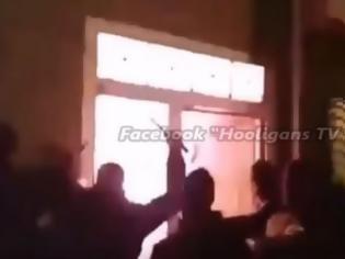 Φωτογραφία για Η στιγμή της επίθεσης σε σύνδεσμο οπαδών του ΠΑΟΚ στην Ομόνοια (βίντεο)