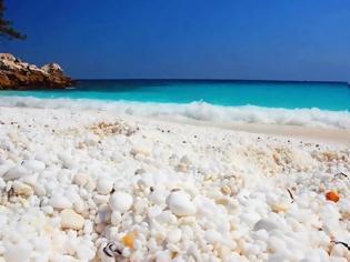 Φωτογραφία για Ελλάδα: Η ολόλευκη παραλία που την ερωτεύεσαι με την πρώτη ματιά!
