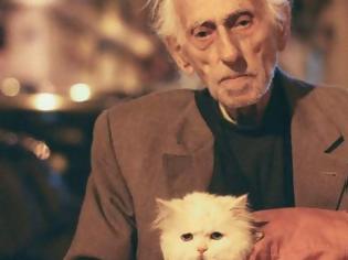 Φωτογραφία για Η ιστορία πίσω από τη φωτογραφία από την Ελλάδα που καθήλωσε και τη Vogue - Ο 93χρονος με τη γάτα του στο λεωφορείο Χ14