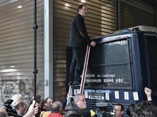Φωτογραφία για Ένταση σε συγκέντρωση κατά των πλειστηριασμών - Με σκάλα ανέβηκε ο Λαφαζάνης σε κλούβα των ΜΑΤ (ΒΙΝΤΕΟ)