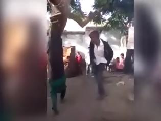 Φωτογραφία για Ινδία: Απατημένος σύζυγος κρέμασε ανάποδα και μαστίγωσε τον εραστή της γυναίκας (video)
