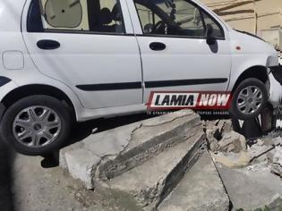 Φωτογραφία για Τρελή πορεία αυτοκινήτου στη Λαμία - Έπεσε πάνω σε μαντρότοιχο (φωτογραφίες)
