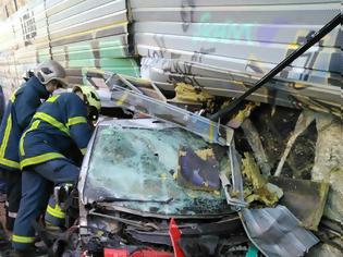 Φωτογραφία για Σοκάρουν οι εικόνες του αυτοκινήτου που σφηνώθηκε στο τρένο στην Κηφισιά