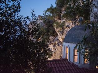 Φωτογραφία για Η Παναγιά της Σμέρνας «σφηνωμένη» στα βράχια με θέα ολόκληρη την Ηλεία