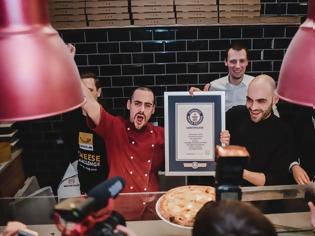 Φωτογραφία για Βερολίνο σπάει ρεκόρ με 111 τυριά σε 1 πίτσα!